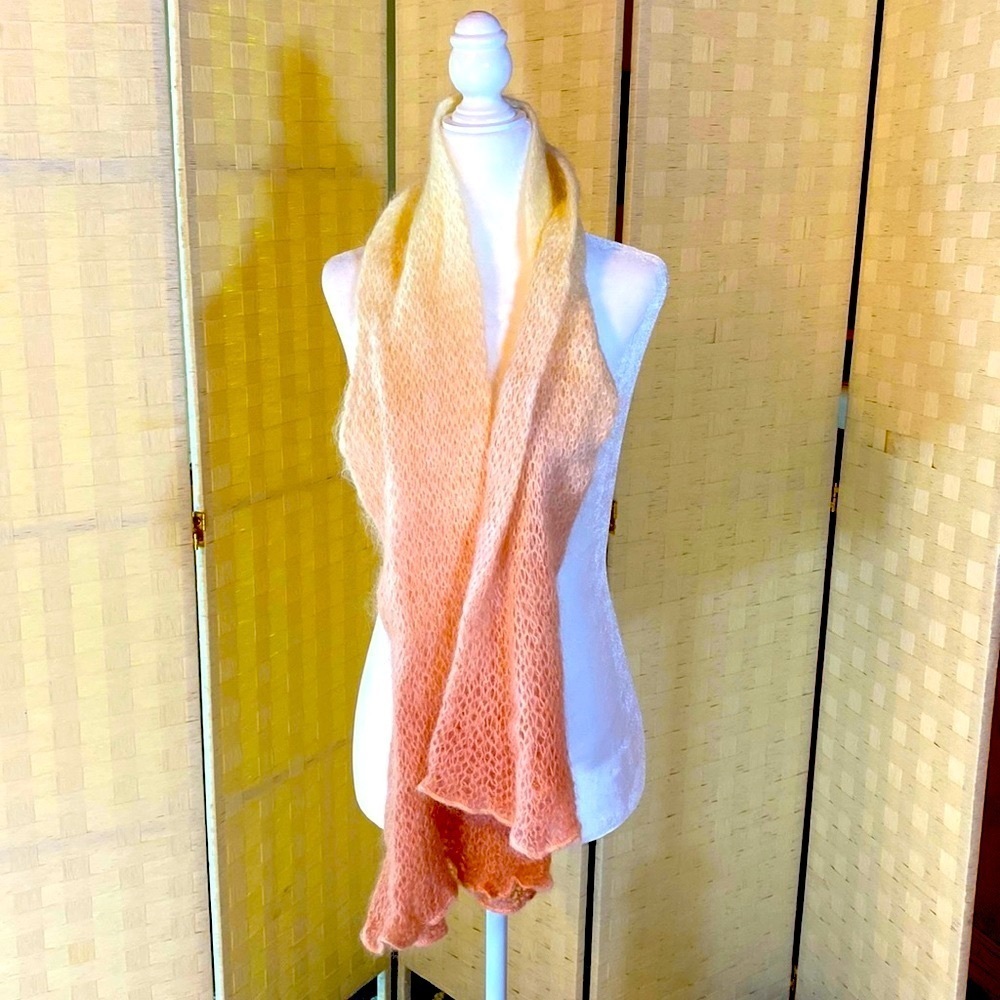 WHITE CREAM ROSE BARBIE PINK BLUSH TIPS WINTER SCARF - SO PRETTY! GUC - Picture 2 of 6